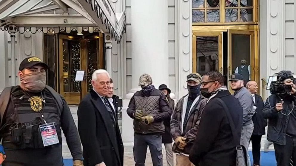 Video cho thấy một cộng sự thân tín lâu năm của ông Trump là Roger Stone có mặt bên cạnh các thành viên dân quân Oath Keepers (Những người giữ lời thề) chỉ vài giờ trước cuộc vây hãm đổ máu tại tòa nhà Quốc hội Mỹ - Ảnh: ABC News