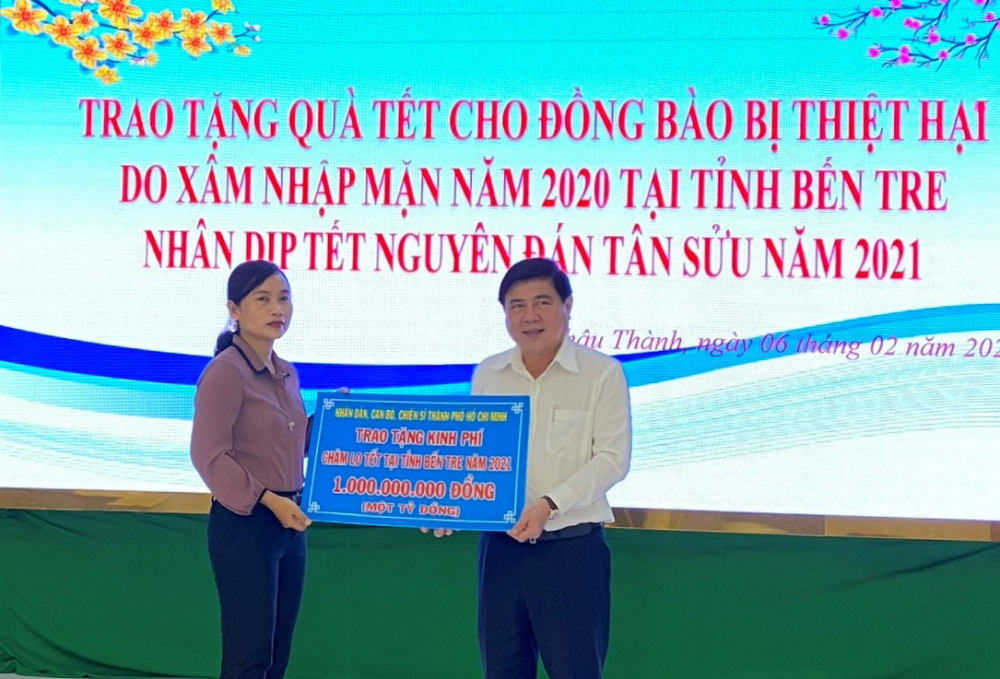 Chủ tịch UBND TPHCM Nguyễn Thành Phong trao tặng 1 tỷ đồng cho tỉnh Bến Tre.