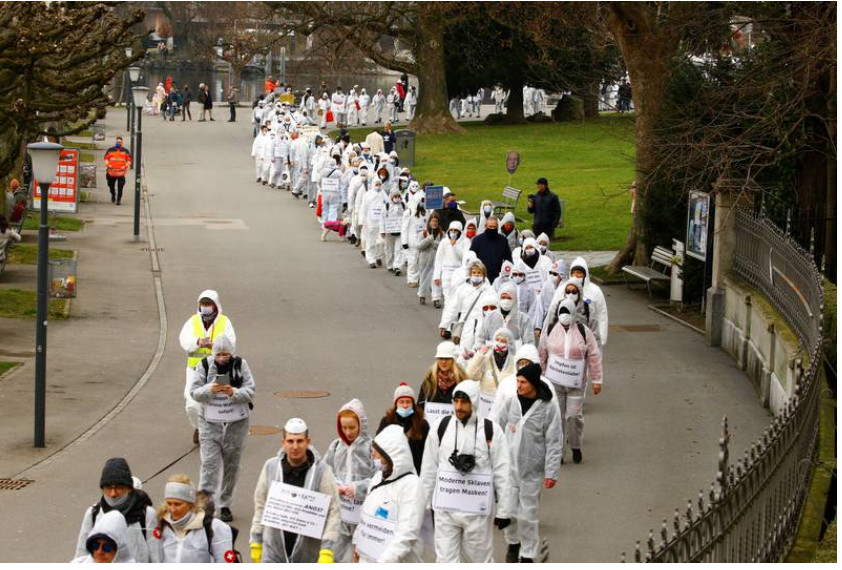 500 người dân tuần hành, phản đối các biện pháp chống dịch COVD-19 tại Thụy Sĩ.