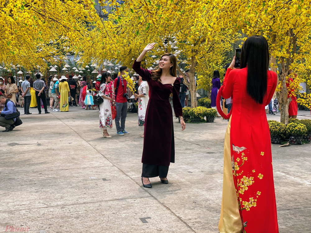 Bên trong khu vực 'Lễ hội Tết Việt' Nhà văn hoá Thanh niên được trang trí bắt mắt các tiểu cảnh mùa Xuân.