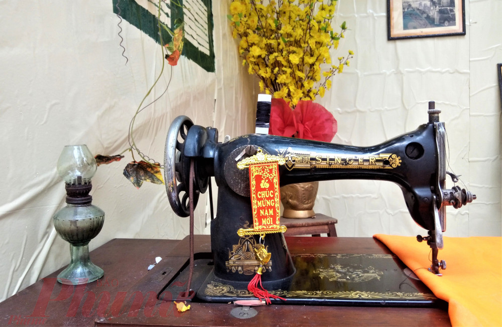 Chiếc máy may cũ đã từng làm nên chiếc áo dài thướt tha của Sài Gòn xưa.