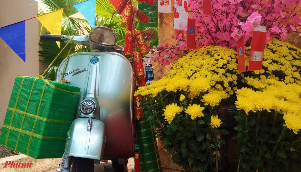 Hình ảnh Tết Sài Gòn xưa được tái hiện lại một cách sinh động bằng những vật dụng cổ như xe Vespa cổ, xe đạp, đài radio cổ, cối đá xay, lòng chim gỗ, đèn dầu, máy may, băng đĩa cũ...