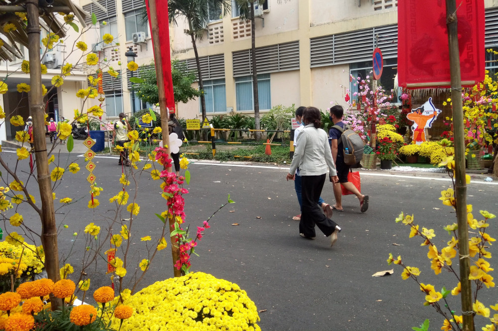 Đường hoa Tết Sài Gòn xưa nằm trên con đường đến khu nghỉ dành cho thân nhân. 