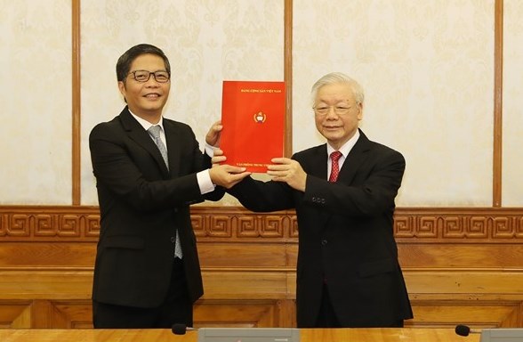 Tổng Bí thư, Chủ tịch nước Nguyễn Phú Trọng trao quyết định cho đồng chí Trần Tuấn Anh