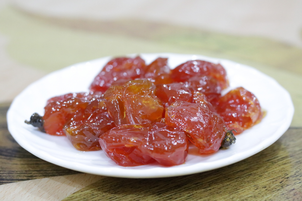 Mứt cà chua có màu sắc nổi bật, vị ngọt thanh, mềm dẻo. 