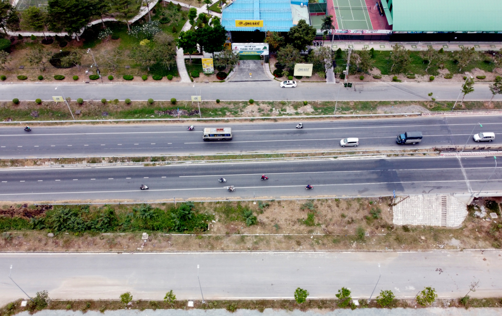 Dòng xe thưa thớt trên Quốc lộ 1A qua địa bàn thành phố Tân An, tỉnh Long An.