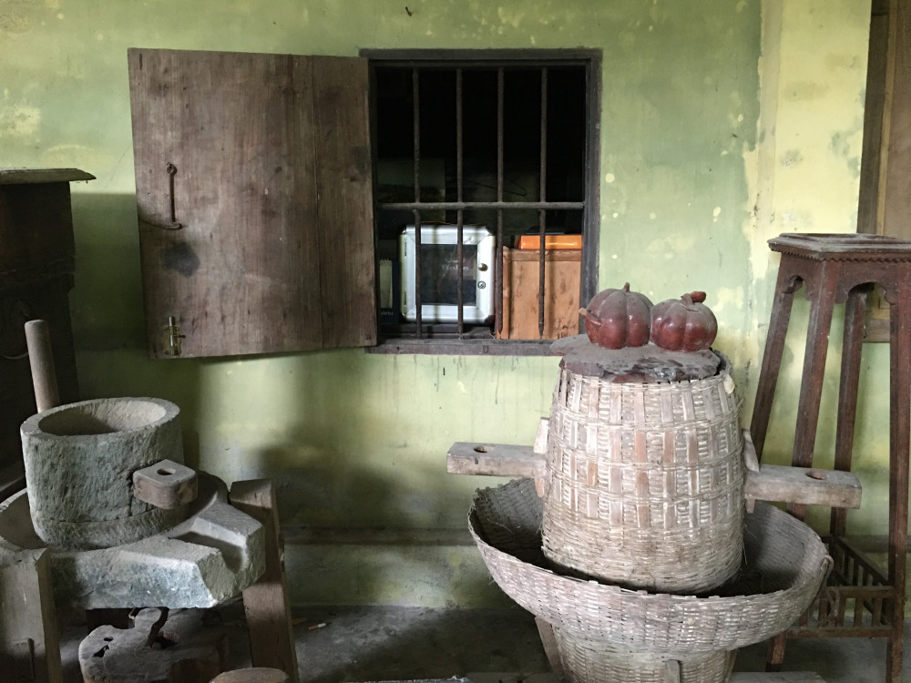 Hình ảnh chiếc cối xay bột được lưu giữ tại làng cổ Phú Vinh (Khánh Hòa)