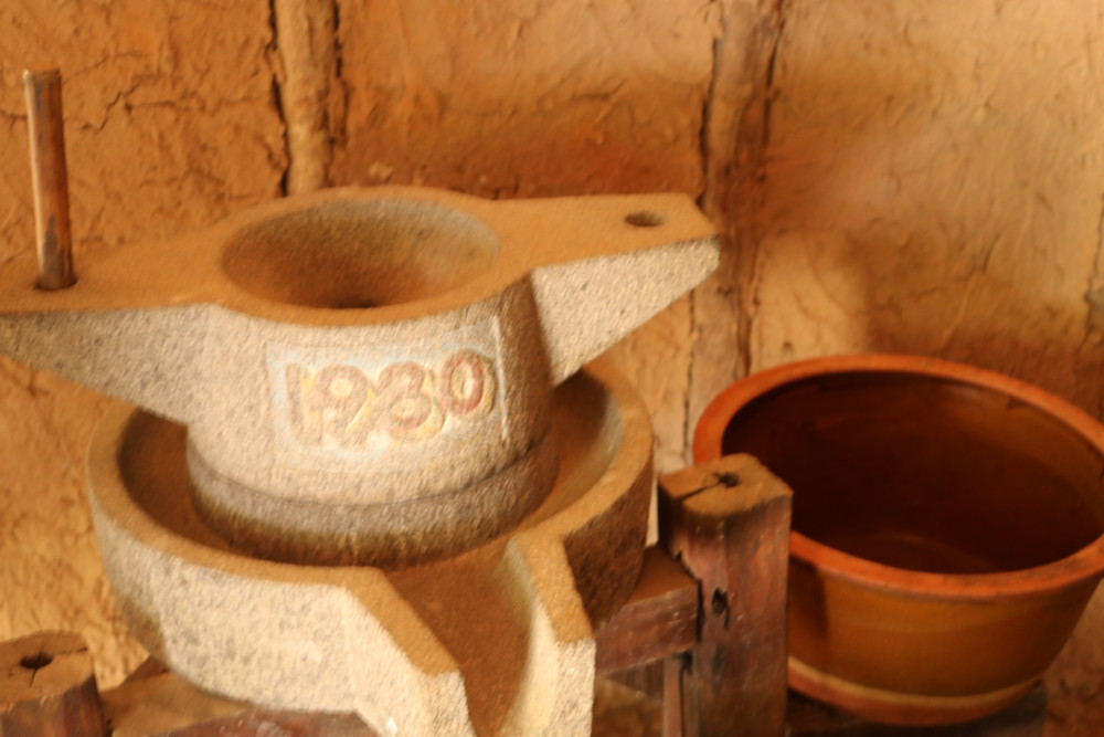 Chiếc cối xay bột được lưu giữ tại Khu tái hiện Vùng giải phóng - Địa địa Bến Dược, Củ Chi