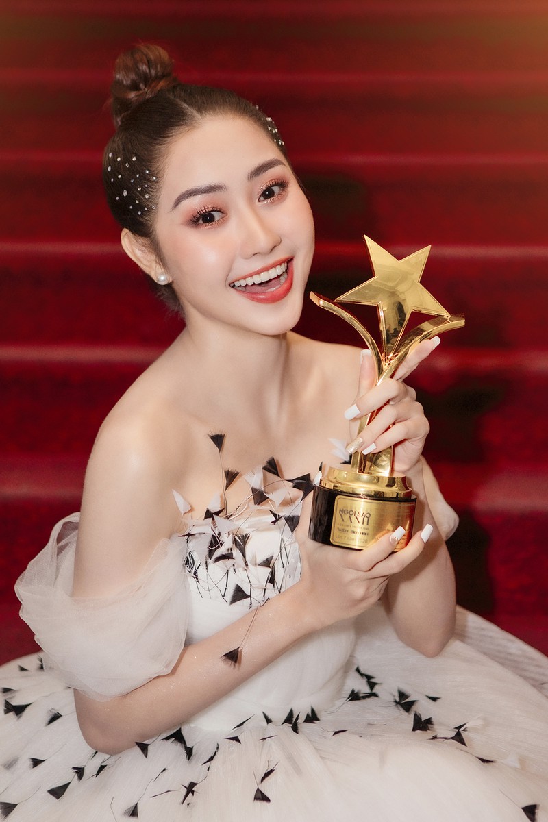 Tường Vi nhận được giải thưởng Nữ diễn viên được yêu thích nhất cho vai diễn Thanh Hà trong phim Bánh mì ông Màu.