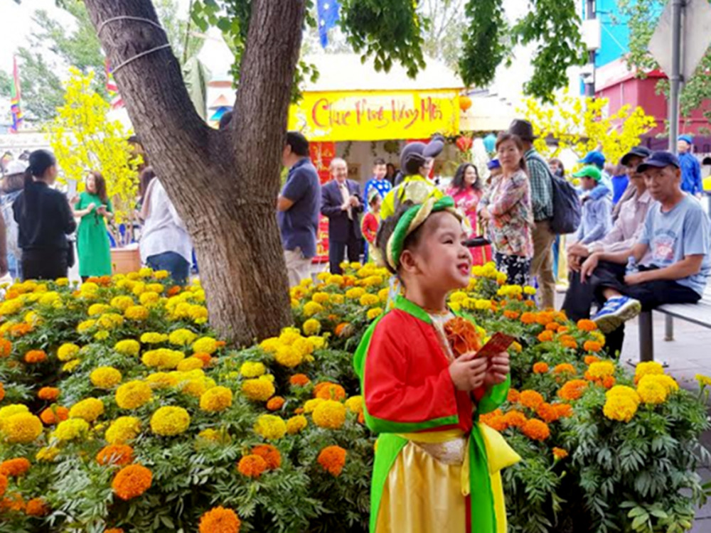 Em bé người Việt Nam đang háo hức đón chờ các hoạt động nghệ thuật được biểu diễn nhân dịp Tết Nguyên Đán tại Sydney năm 2020 - Ảnh: Trần Tư Bình/PNO