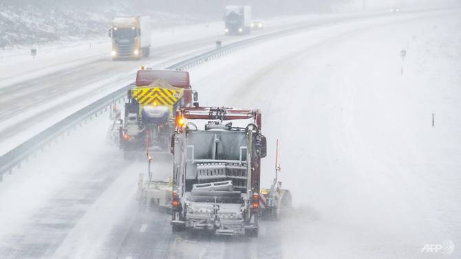 Các đội cứu hộ nhanh chóng dọn tuyết trên các tuyến đường để tránh gián đoạn giao thông.