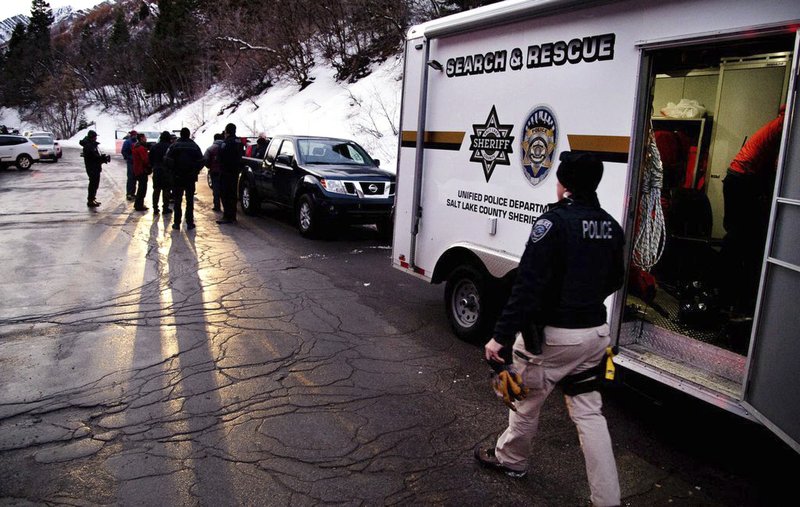 Các đội tìm kiếm và cứu hộ nhanh chóng có mặt tại hiện trường sau vụ lở tuyết.