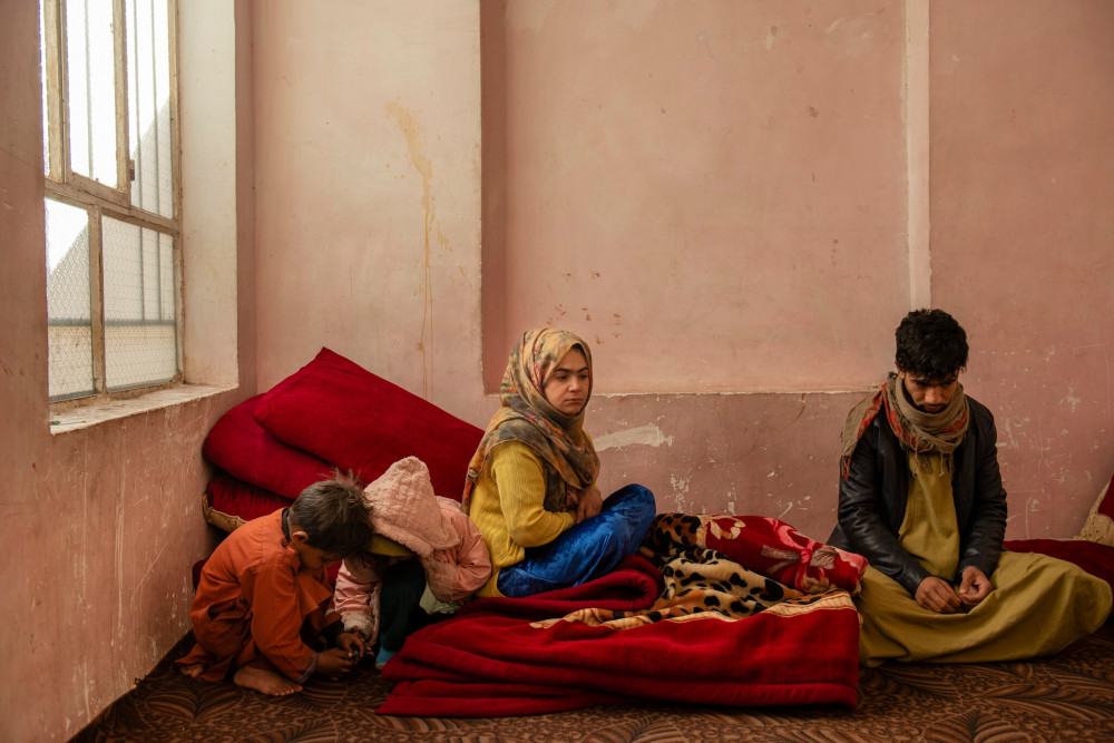 Jamila Jamshidi (25 tuổi) và em trai của cô, Omid (18 tuổi) ngồi trong căn hộ lạnh lẽo. Cả hai đã bán thận để phụ giúp gia đình.