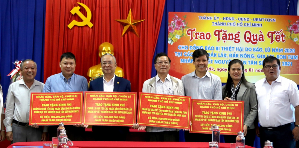 Ủy ban MTTQ Việt Nam TPHCM thăm, tặng quà Tết tại các tỉnh Tây Nguyên, trao tặng 500 triệu đồng cho mỗi tỉnh.