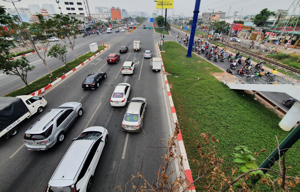 Trên đại lộ Phạm Văn Đồng hướng về sân bay Tân Sơn Nhất và bến xe Miền Đông, lượng giao thông khá đông nhưng di chuyển ổn định, không xảy ra ùn tắc như những năm trước