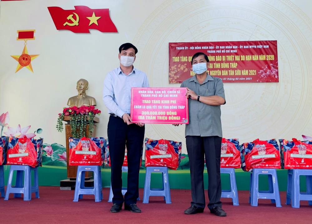 Ngày 7/2, đoàn cán bộ TPHCM do Phó Chủ tịch UBND TPHCM Lê Hòa Bình dẫn đầu đến thăm, tặng quà tại tỉnh Đồng Tháp, trao tặng tỉnh Đồng Tháp 300 triệu đồng chăm lo Tết.