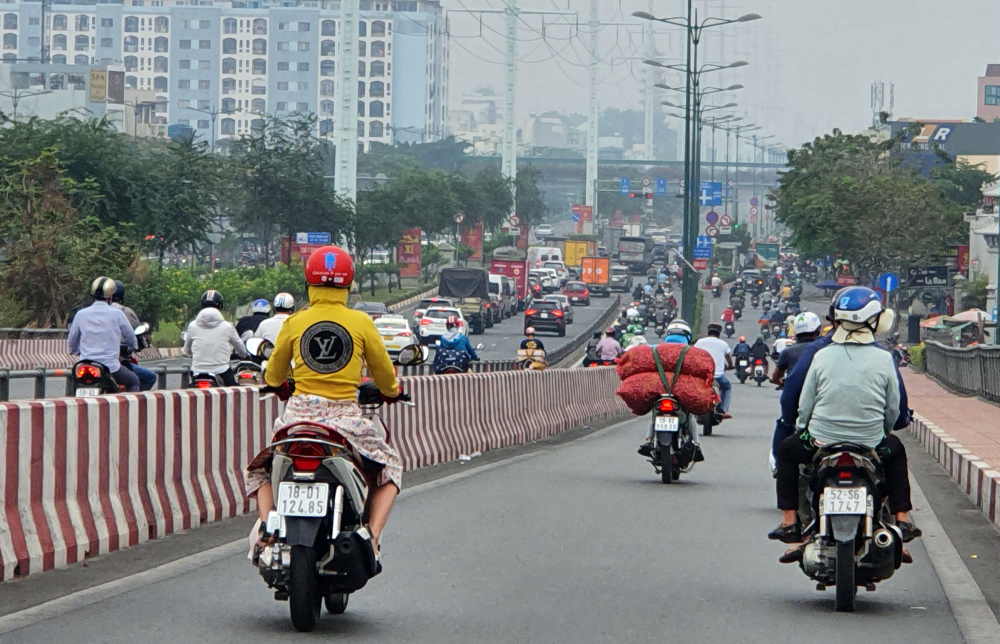 Đại lọ Phạm Văn Đồng hướng từ cầu Bình Lợi ra sân bay cũng khá thông thoáng, chỉ thỉnh thoảng đông ở những giao lộ lớn