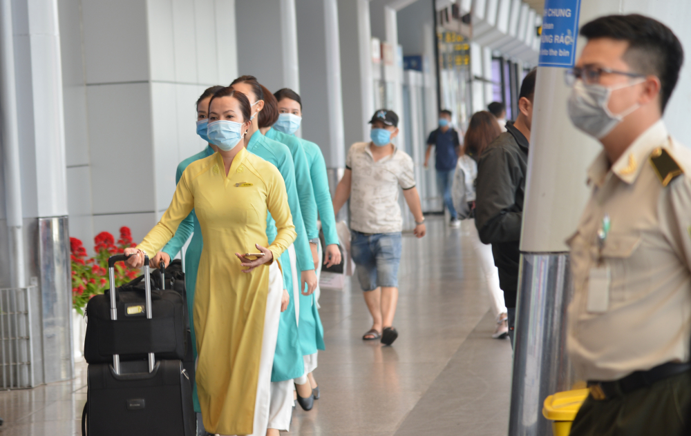 Tại sân bay Tân Sơn Nhất trong những ngày này tấp nập người dân về quê đón Tết nên tinh thần chống dịch được tuân thủ chặt chễ