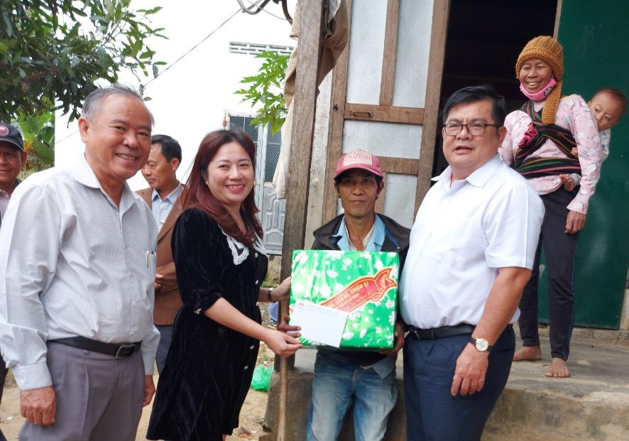 Ủy ban MTTQ Việt Nam TPHCM thăm, tặng quà Tết cho đồng bào dân tộc các tỉnh Tây Nguyên.