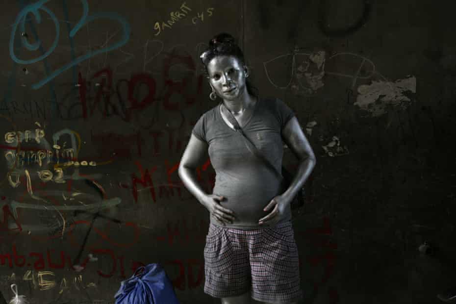 Một phụ nữ mang thai làm công việc hành khất. (Ảnh: Shutterstock)