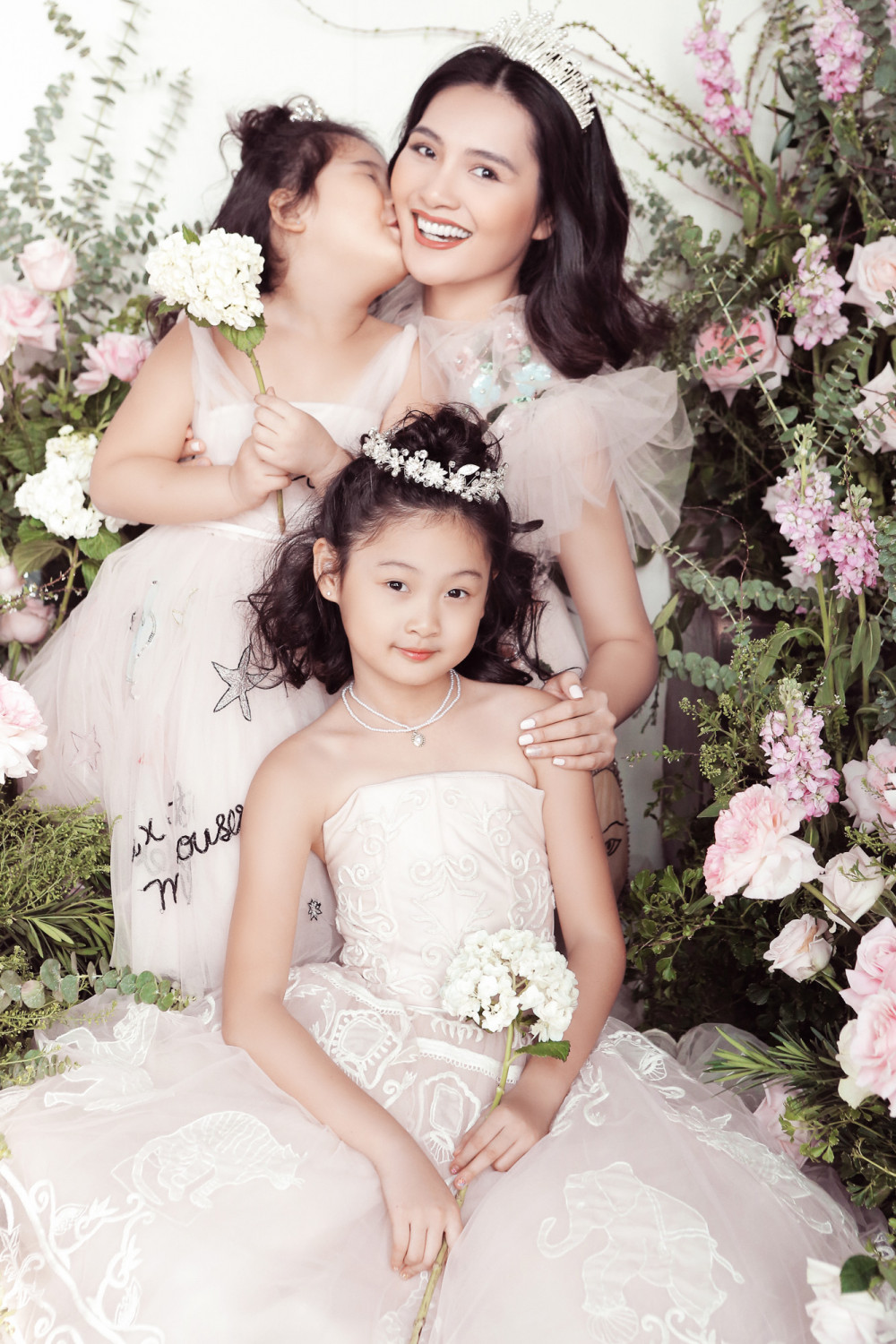 Khoảnh khắc ba mẹ con cùng vui cười, đùa nghịch trong những chiếc váy trắng bồng xoè trang nhã toát lên sự hạnh phúc. Với Hoa hậu đẹp nhất châu Á 2009 được chứng kiến từng giây phút trưởng thành của các con là niềm vui lớn nhất của cô.