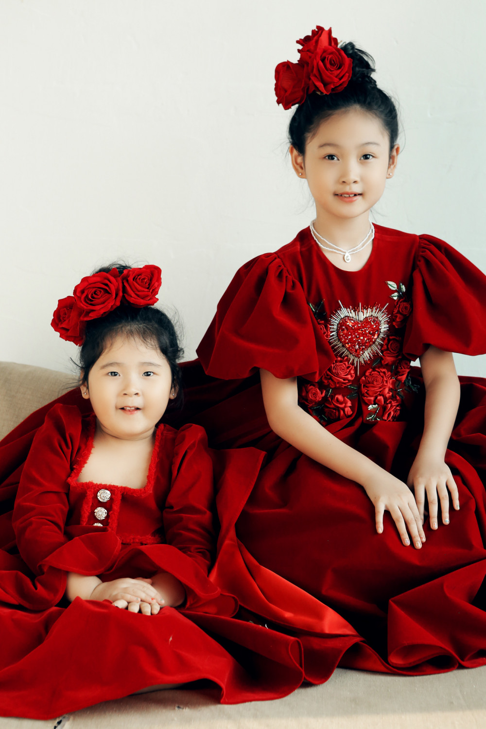Hai công chúa nhỏ của Hương Giang đáng yêu và dạn dĩ tạo dáng trước ống kính. Nụ cười trong sáng, hồn nhiên của Tiểu Panda và Polar cuốn hút khán giả.