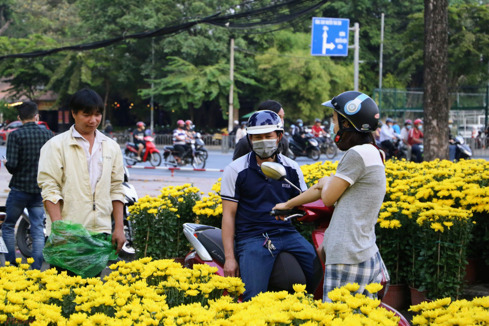 Khách hàng mua hoa Tết tại công viên Gia Đinh. Ảnh: Quốc Thái