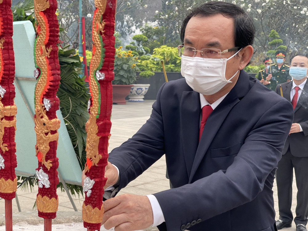 Ủy viên Bộ Chính trị, Bí thư Thành ủy TPHCM Nguyễn Văn nên đốt hương tưởng niệm