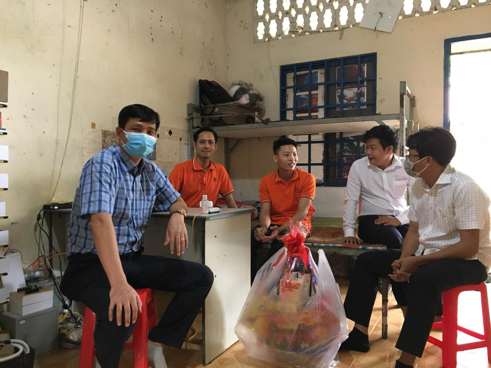 Các thầy đến thăm, động viên sinh viên Lê Văn Duy có gia đình bị cách ly ở Gia Lai