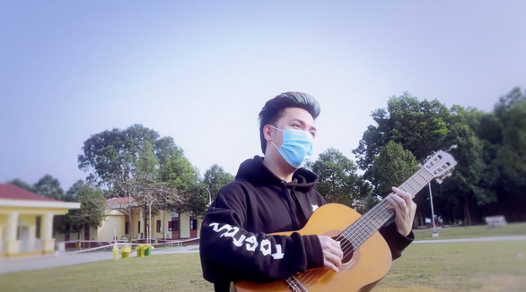 Minh Vương tự đàn, hát, tự quay MV bằng điện thoại trong khu cách ly