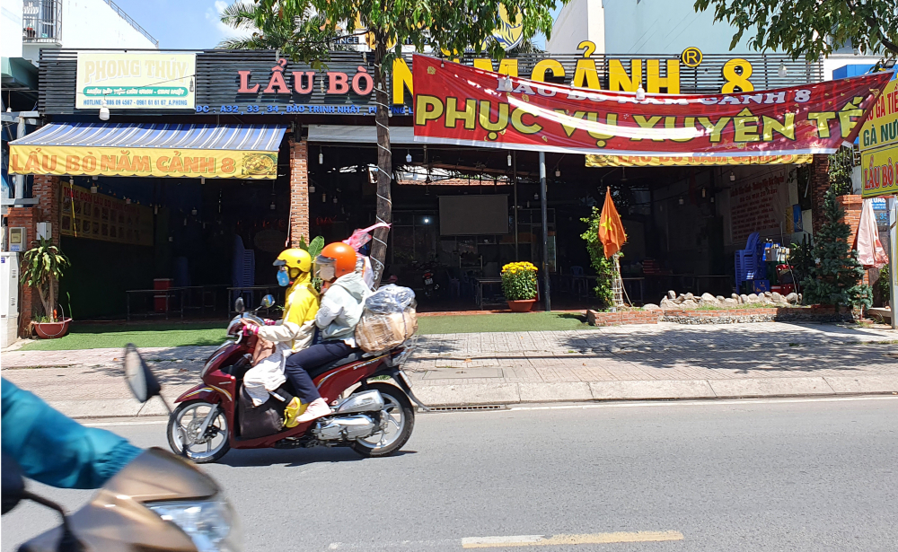 Theo đó, từ 12h ngày 9/2 (tức 28 tháng Chạp), toàn thành phố dừng các hoạt động văn hoá, thể thao, vui chơi giải trí, thẩm mỹ viện, karaoke,vũ trường, quán nhậu, quán bar, pub, beer club, matsa, xông hơi, các điểm kinh doanh trò chơi điện tử, rung tâm tiệc cưới, phòng trà, sân khấu- kịch, rạp chiếu phim, các cơ sở kinh doanh thể thao, Yoga, phòng tập Gym, bi- a. - Dừng triệt để các nghi lễ tôn giáo và các hoạt động từ 20 người trở lên ở các cơ sở tôn giáo, thờ tự.... để phòng chống dịch lây lan.