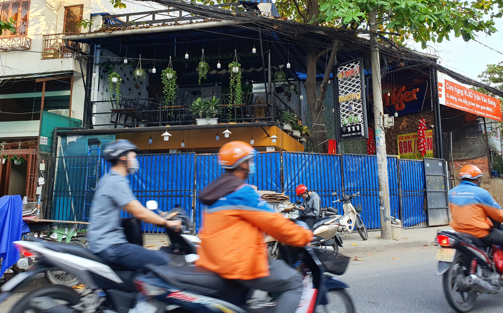 Quán nhậu có vị trí khá thuận lợi trên đường Trần Khánh Dư, gần ga Sài Gòn cũng hoàn tất khâu rào chắn và cho nhân viên nghỉ tết.