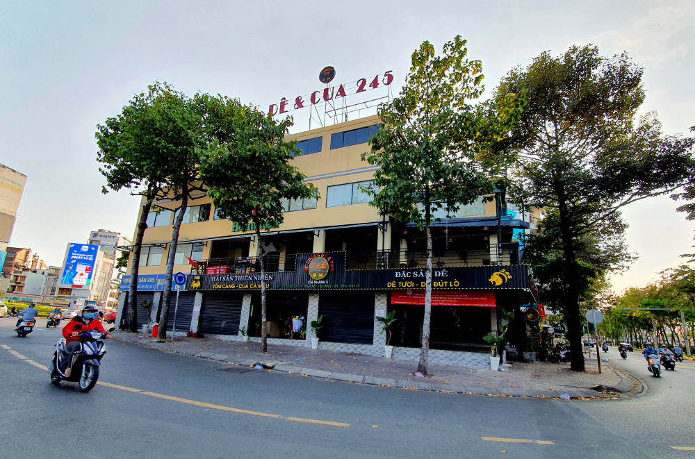 Tuân thủ chỉ đạo, một quán nhậu gần cầu Điện Biên Phủ (quận 3) đã tranh thủ dọn dẹp và đóng cửa từ trưa 9/2 dù trước đó đã treo băng rôn thông báo hoạt động xuyên tết.