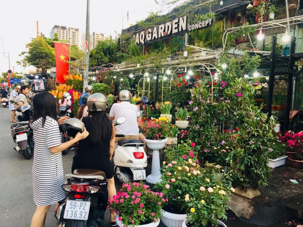 Khách lựa mua hoa trên đường Thành Thái - Quận 10