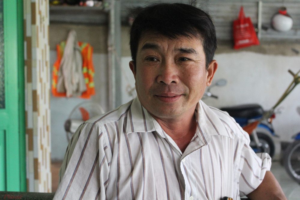 Ông Đinh Minh Cảnh có hơn 15 năm chống đinh tặc trên Quốc lộ 1A, đoạn qua địa bàn huyện Bình Chánh, TPHCM - Ảnh: Lâm Ngọc