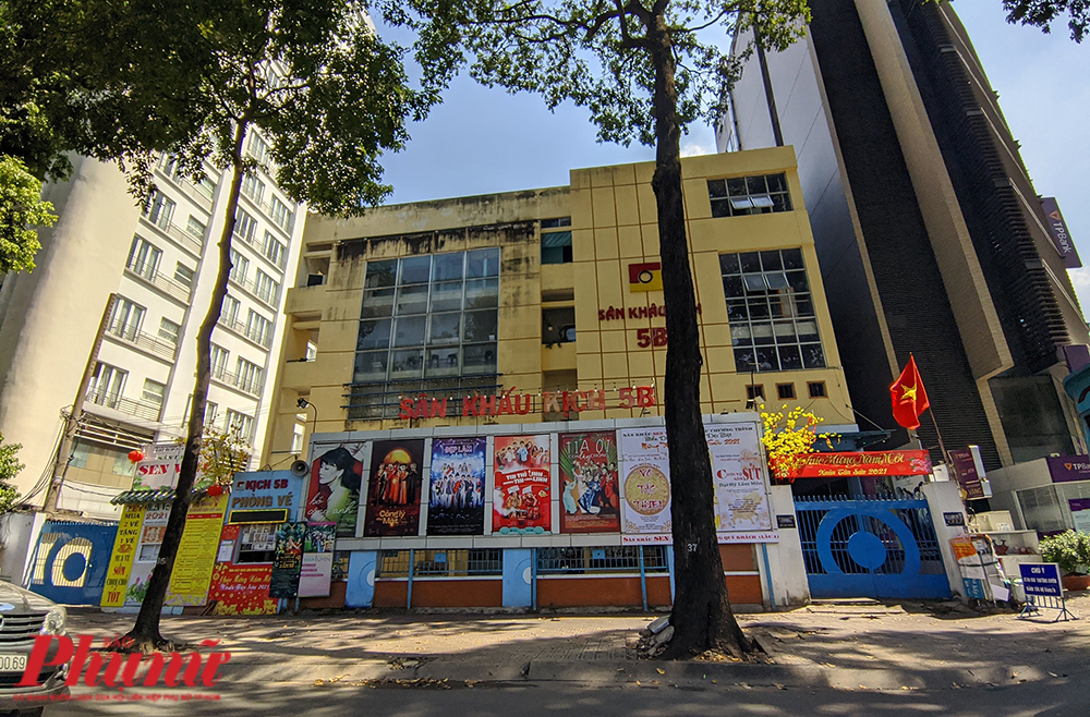 TPHCM cũng cho dừng hoạt động các trung tâm tiệc cưới, phòng trà, sân khấu kịch, rạp chiếu phim, yoga, bida...Sân khấu kịch 5B Võ Văn Tần, quận 3 đóng cửa dừng hoạt động vào ngày 9/2/2021. 