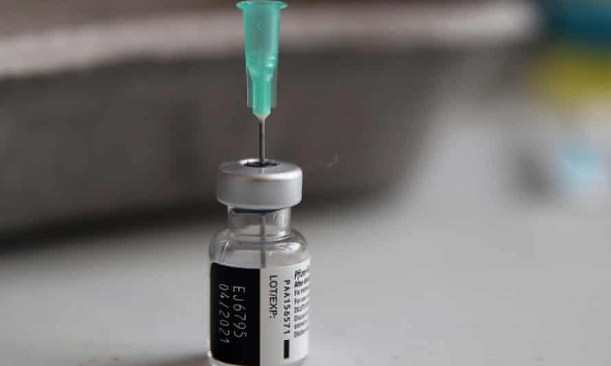 Một lọ vắc-xin Pfizer-BioNTech sẽ được dùng ở Nhật để ngừa COVID-19 - Ảnh: AP