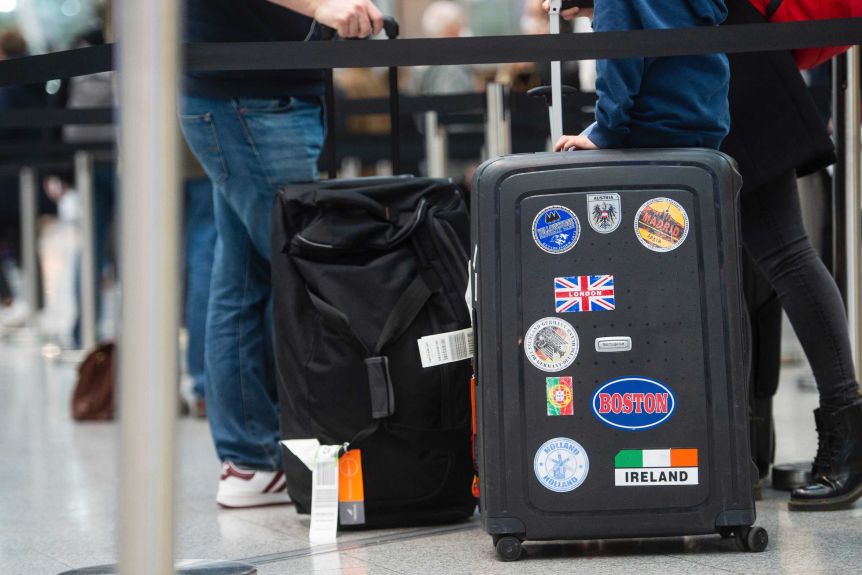 Nước Anh đang tỏ ra thận trọng với hành khách đến từ một số quốc gia nằm trong danh sách có nguy cơ cao - Ảnh: Jonas Guettler/AP