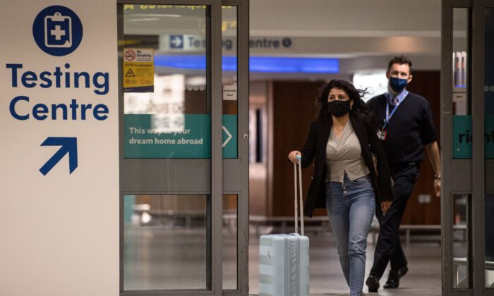 Hành khách nhập cảnh vào Anh sẽ phải chịu cách ly tại các khu cách ly do chính phủ quy định, cũng như phải làm 2 xét nghiệm trước khi có thể được cho phép vao Anh - Ảnh: Oli Scarff/AFP/Getty Images
