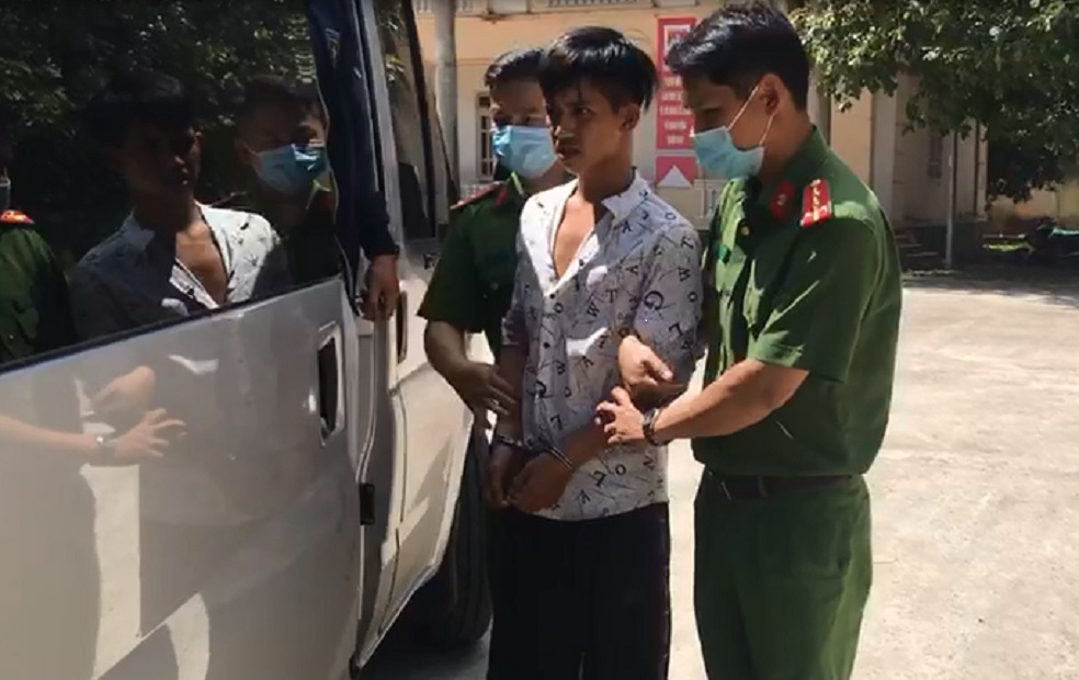 Công an huyện Cư Kuin bắt giữ Nguyễn Nam khi đối tượng trốn về nhà ăn Tết