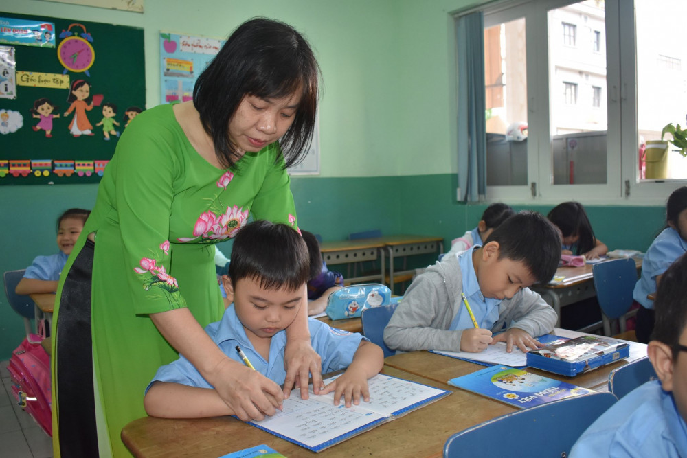 Cô Trần Thị Mộng Trinh bên học trò