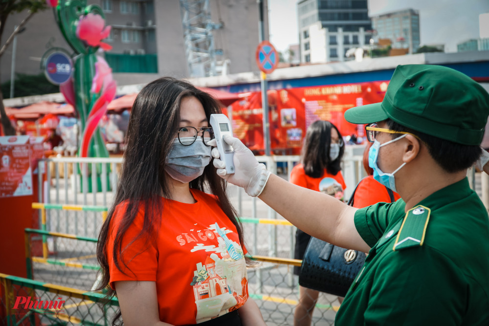 Người dân phải qua 2 bước kiểm tra thân nhiệt khi muốn vào bên trong đường hoa