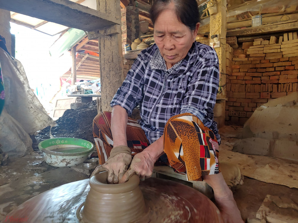 Bà Thời là một trong những nghệ nhân còn theo nghề ở làng gốm Thanh Hà