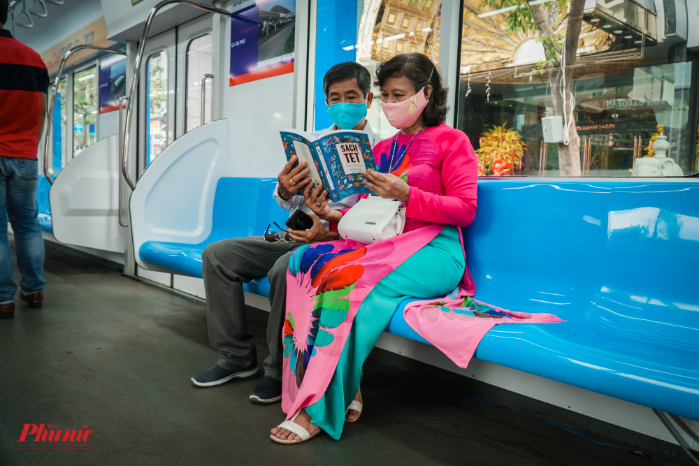 Nhiều người tỏ ra thích thú khi được đọc sách trên mô hình toa tàu Metro số 1