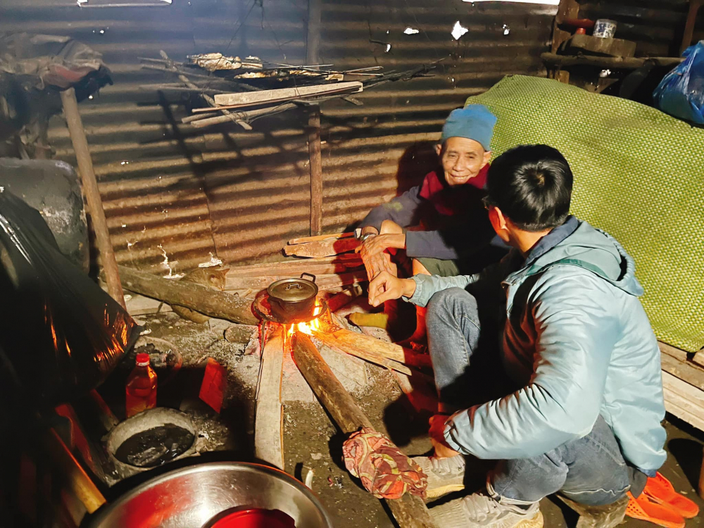 Chàng trai trẻ thăm hỏi người dân trong làng.