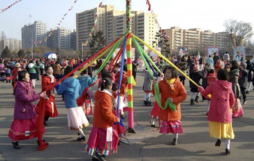 Seollal (Hangul: 설날; Romaja: Seollal; McCune–Reischauer: Sŏllal) là ngày tết cổ truyền mừng năm mới cũng là ngày đầu tiên của năm mới âm lịch của Triều Tiên. Đây thường là ngày lễ quan trọng nhất theo truyền thống. Người Triều Tiên cũng thường đón mừng năm mới dương lịch vào ngày 1/1 hằng năm. Tết Triều tiên kéo dài 3 ngày và quan trọng hơn tết dương lịch ở Triều Tiên.[1]