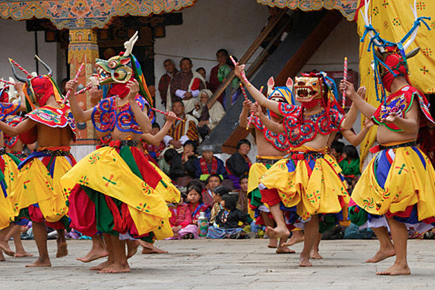 Bhutan là một trong những quốc gia biệt lập nhất thế giới nằm ẩn mình trên dãy Himalaya. Để giữ gìn bản sắc văn hóa, Bhutan chú trọng đến 2 vấn đề đó là bảo vệ môi trường tự nhiên và niềm tin tôn giáo.
