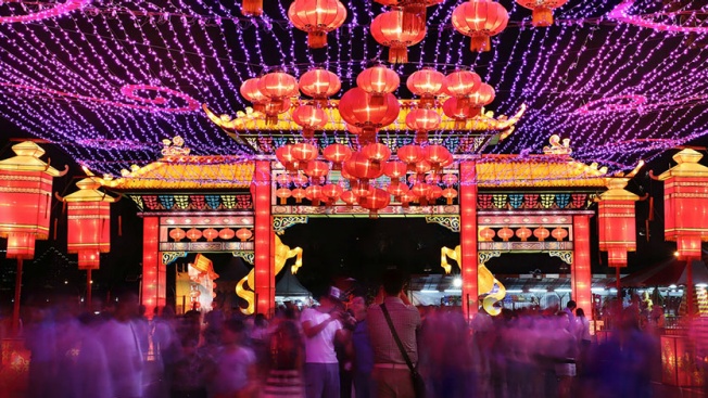 những ngày Tết ở Singapore thường diễn ra Lễ hội mùa xuân với 3 sự kiện nổi bật: Lễ hội Hoa đăng, Lễ hội Singapore River Hongbao và Lễ hội đường phố Chingay cùng nhiều hoạt động khác.