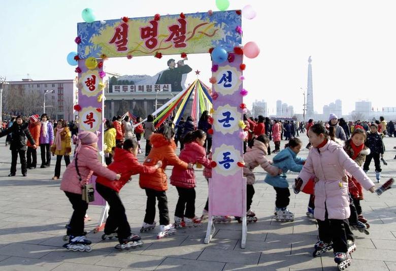 Tết Triều Tiên là ngày nghỉ đậm chất truyền thống gia đình. Sẽ có 3 ngày nghỉ dành cho người dân về quê, thăm gia đình, họ hàng nơi họ thực hiện một nghi lễ tổ tiên. Nhiều người Triều Tiên mặc áo màu sặc sỡ gọi là hanbok. Ngoài ra, họ chúc mừng năm mới bằng cách viếng thăm các bờ biển phía Đông như Gangneung và Donghae thuộc tỉnh Gangwon, nơi có thể cảm nhận tia nắng đầu tiên của năm mới.[2]