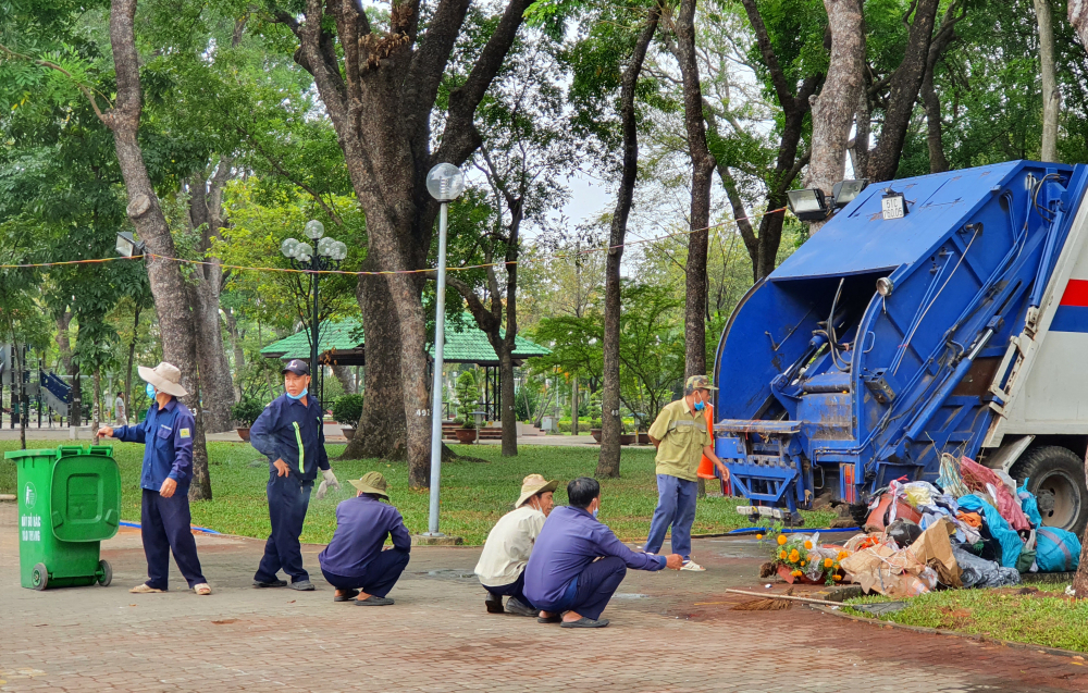 Sau khi các chủ vườn trả mặt bằng công viên, các công nhân vệ sinh lập tức dọn dẹp trong ngày cuối cùng của năm cũ
